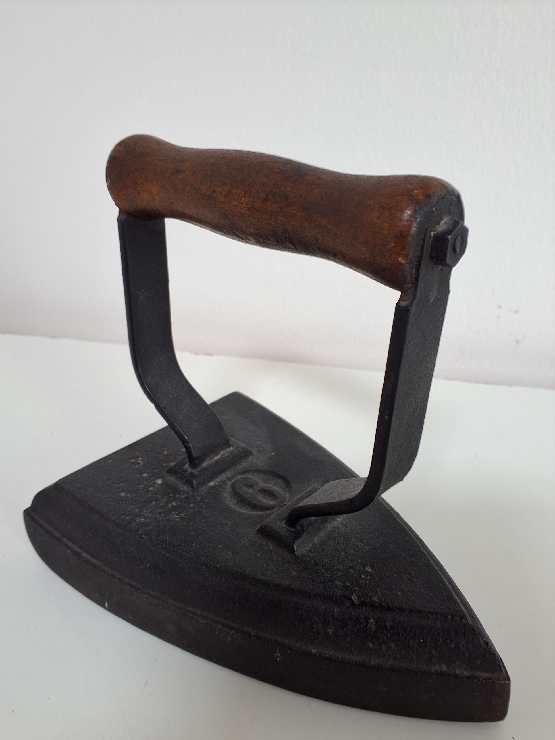 Antik strygejern nr 9